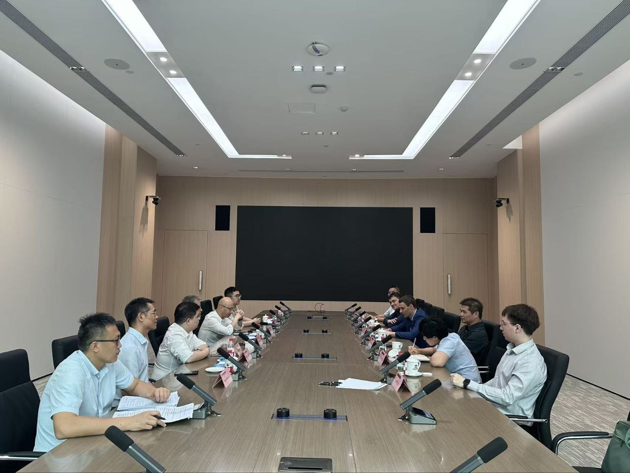 Никита Федоренко на переговорах с поставщиком